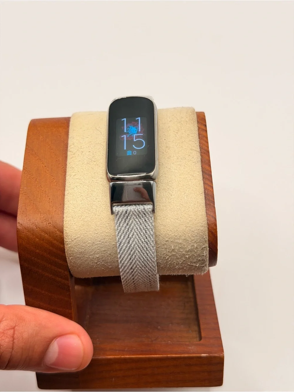 Fitbit‎ Luxe, Tested, Chrome Case, Rare Color, Charger Included, New Band